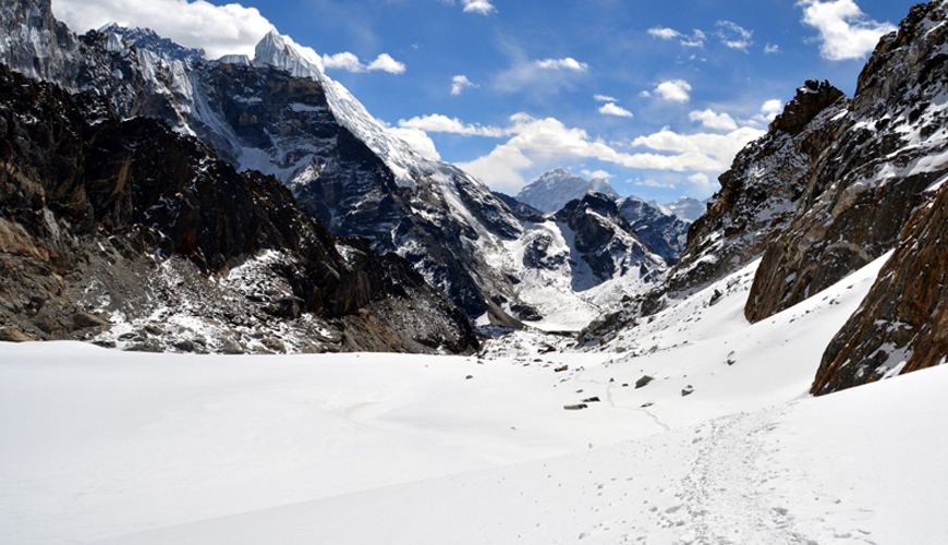 chola pass trekking trail