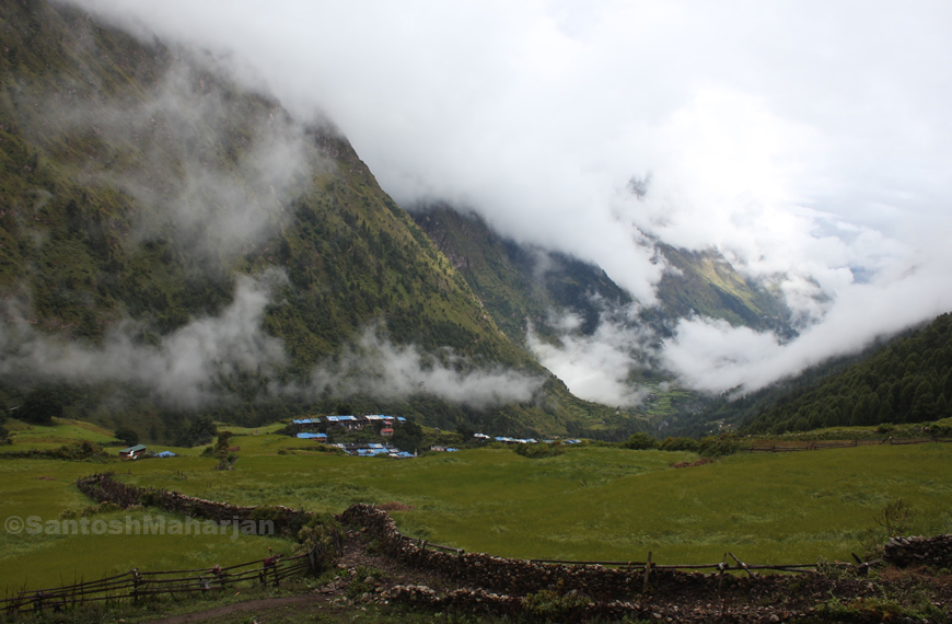 manaslu larkya la pass trekking trail