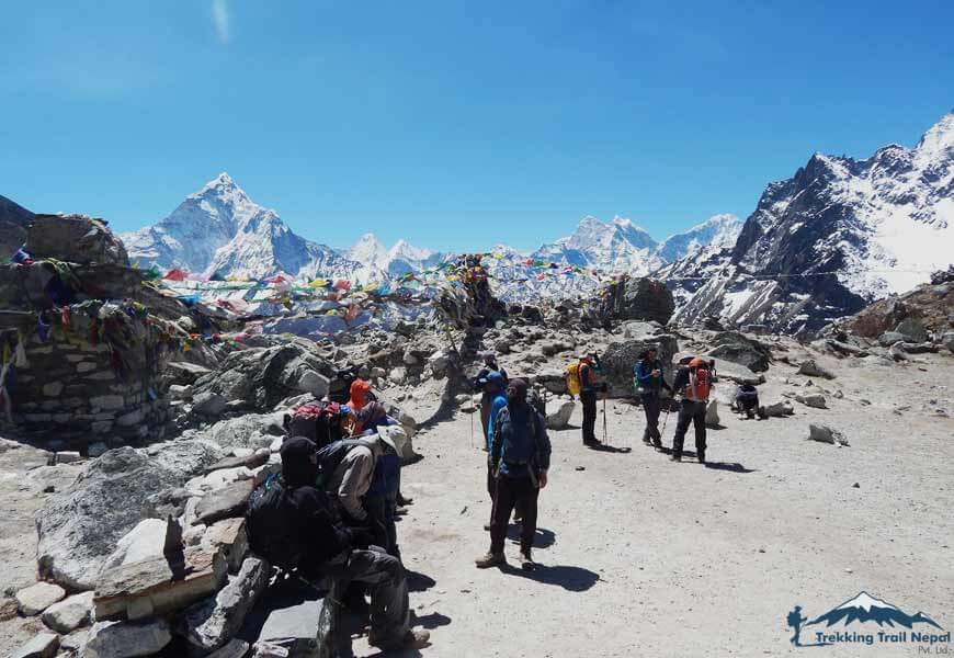 trekkers resting at thukla pass