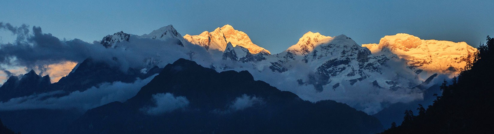 manaslu larkya la pass trekking